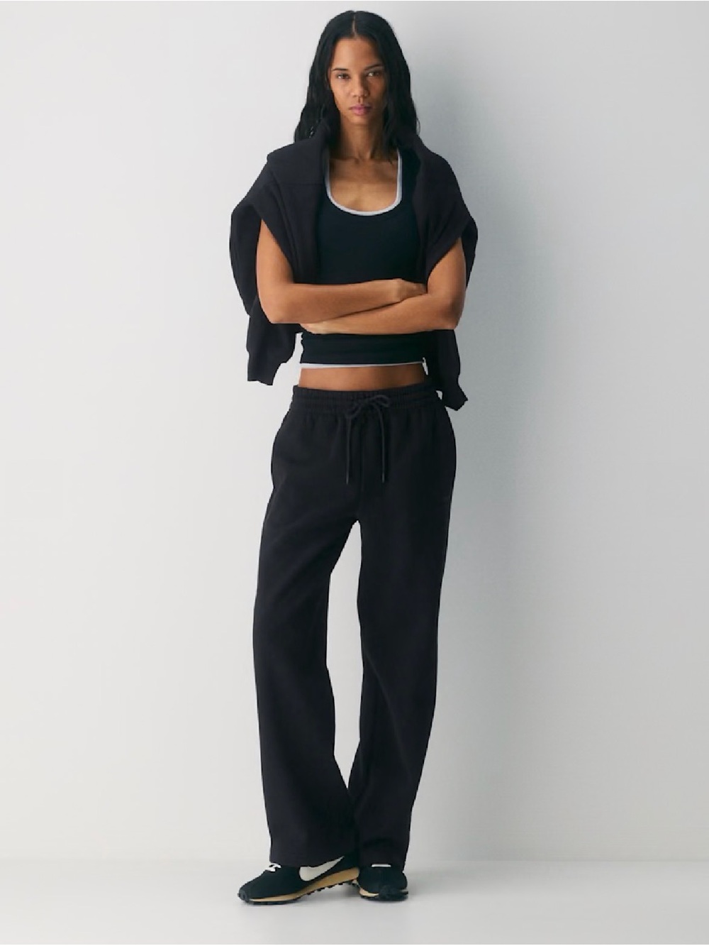 Aritzia Cozy Sweatfleece Boyfriend Wide Sweatpant in Black (size M)